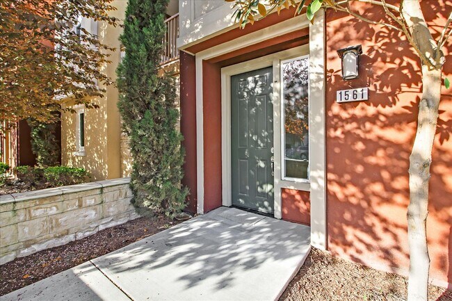 Foto del edificio - Rare find 3 bedrooms 3.5 bath Townhome for...