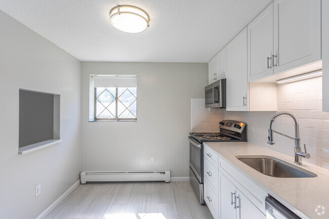 1BR, 1BA - 742SF - Kitchen and Dining Room - Melrose Terrace