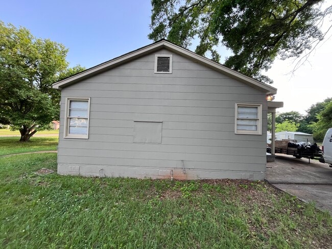 Building Photo - 1348 17th Way SW