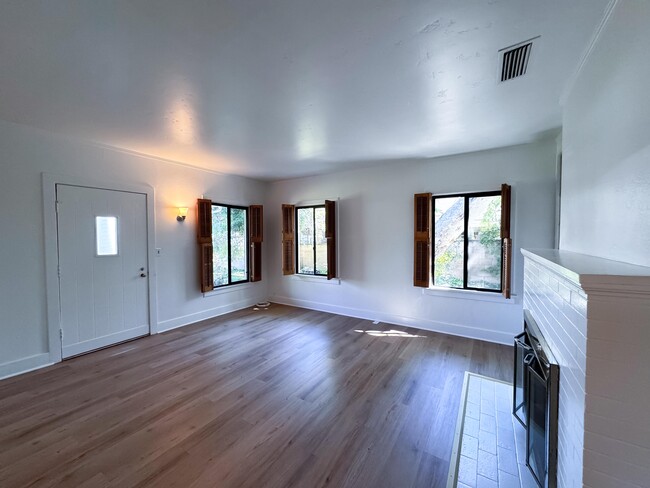 Building Photo - 515 S Hudson Ave
