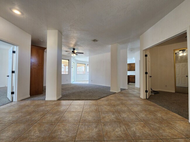 Foto del edificio - SINGLE STORY HOME WITH POOL