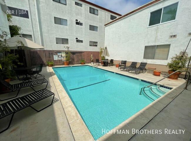 Foto del edificio - 9723 Charnock Ave