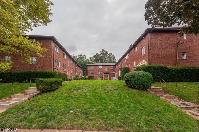 Building Photo - 378 Valley St