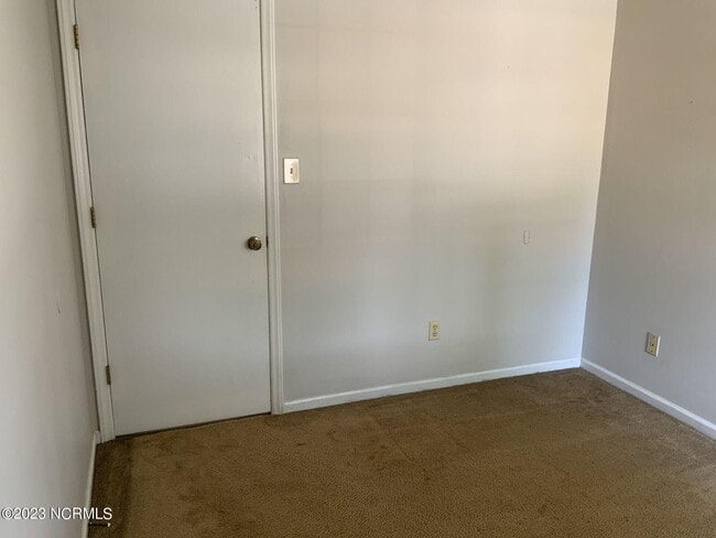 Building Photo - 203 S Ginger Dr
