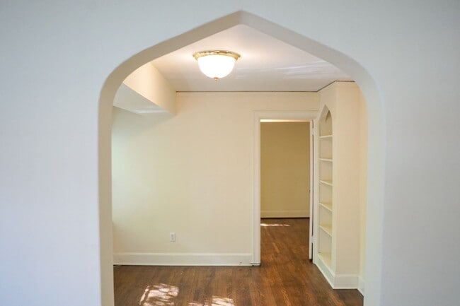 Foto del edificio - 1930's Two-Bedroom Flat w/Beautiful Archit...