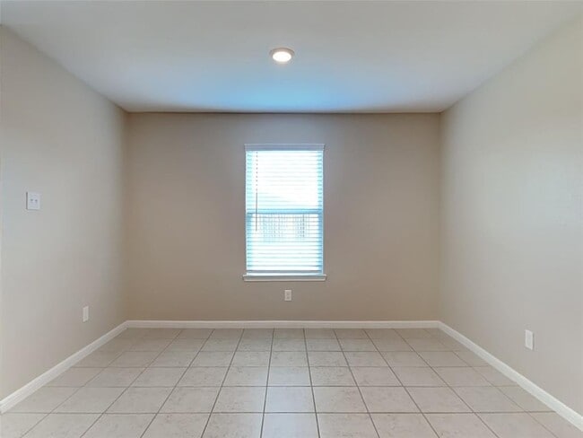 Building Photo - 512 Red Dusk Paint Dr