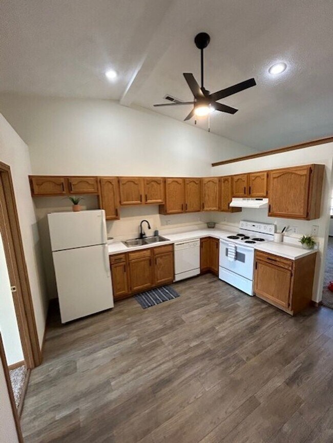 Foto del edificio - Updated Ranch with 2 Bedrooms, 1 Bath, and 1-Car Attached Garage in Troy, Ohio - Your Perfect Hom...