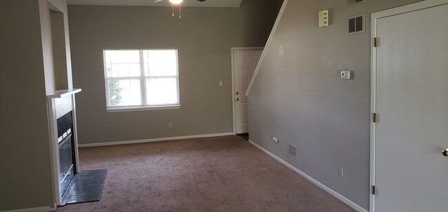 Building Photo - SE Columbia Townhome 3 bd, 2 ba, new shape...