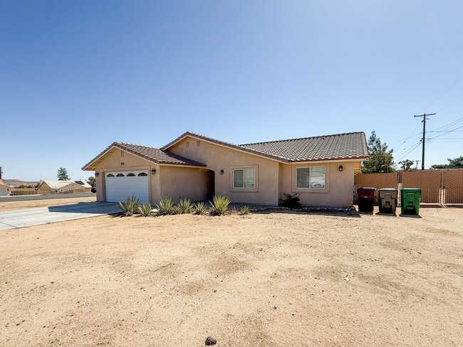 Building Photo - 3 Bedroom Home in Yucca Valley