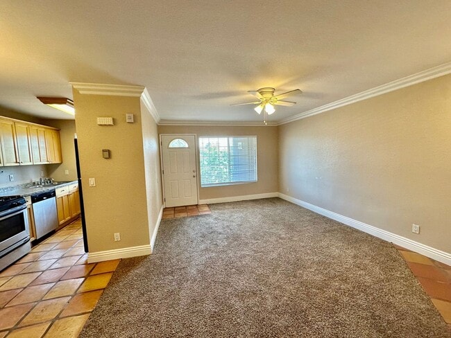 Building Photo - Bright 2nd floor Condo in Rolando near SDS...