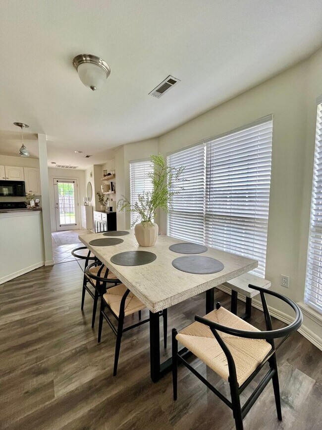 Foto del edificio - Townhome Available Friendly Neighborhood! ...