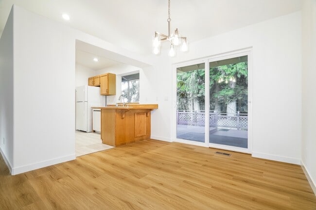 Building Photo - 3 bed 2 bath Home with Lake Views for Rent