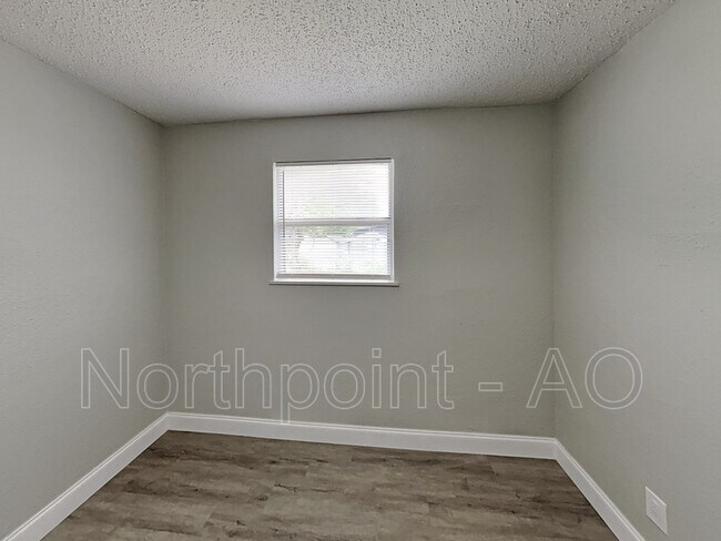 Foto del edificio - 6813 Tinkerbell Ln