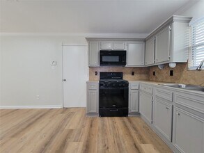 Building Photo - 3658 Villa Glen Dr