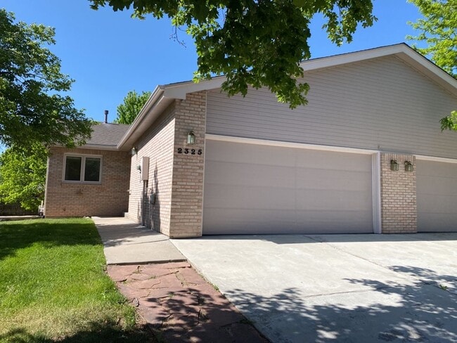 Building Photo - 4 Bed 3 Bath Patio Style Duplex - 2 Car Ga...
