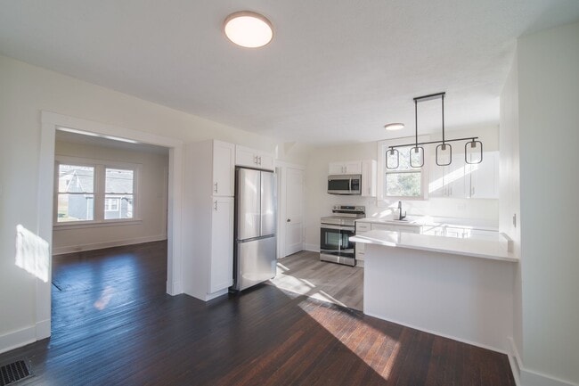 Building Photo - Newly Renovated 2 Bedroom Home in the Sout...