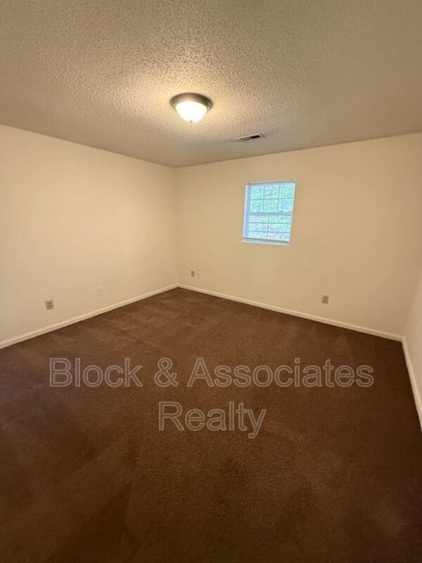 Foto del edificio - 714 Breeze Hill Rd