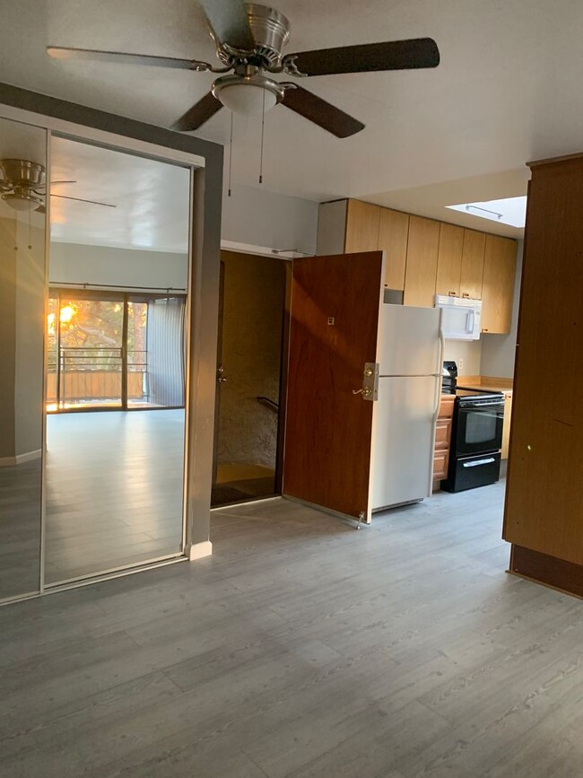 Building Photo - $2,500 - 2 Bed / 2 Bath Condo in East Clai...