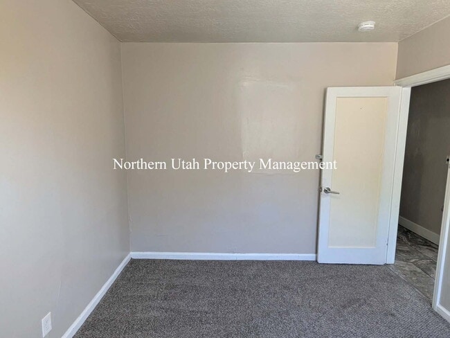 Building Photo - New Paint - 3 Bed 1 Bath