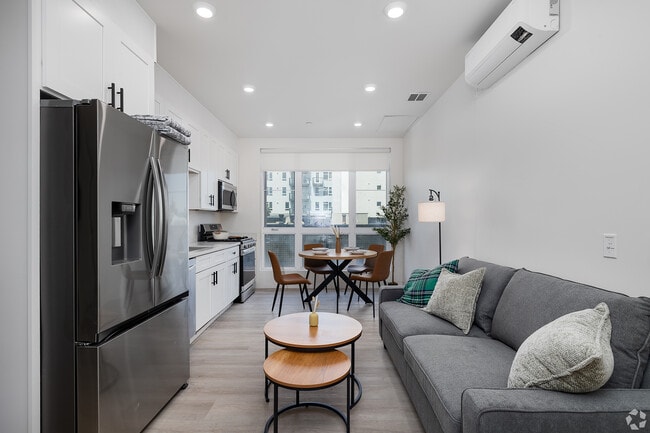 Building Photo - 1128 W 37th Dr