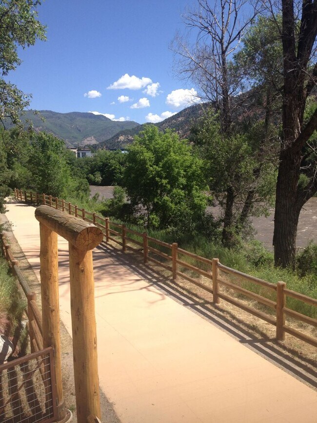 Foto del edificio - Quiet, Furnished 2BR Retreat – Ideal for R...