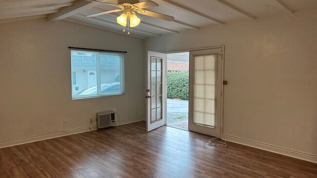Muy privado con entrada propia y estacionamiento. - 15416 Wyandotte St