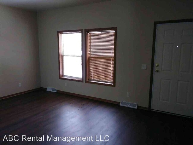 Building Photo - 3 br, 2 bath House - 1039 Dorr Ave