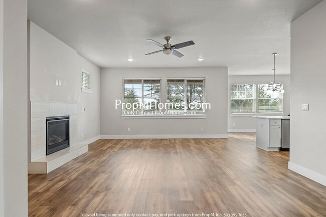 Building Photo - Luxury in Sunnyside – 5BR Retreat w/ Views...