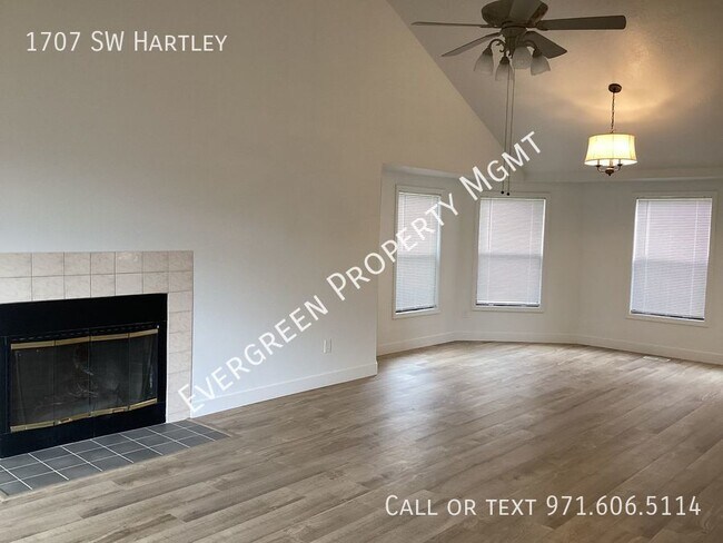 Building Photo - Renovated Home with Soaring Vaulted Ceilin...