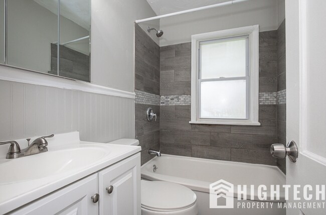 Building Photo - 3 bedroom/1 Barh single family home!