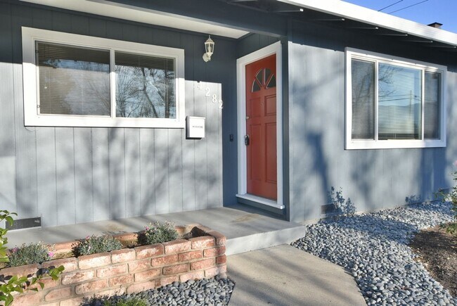Building Photo - Must see 3 Bedroom 2 Bath Home in Desirable Cambrian Neighborhood