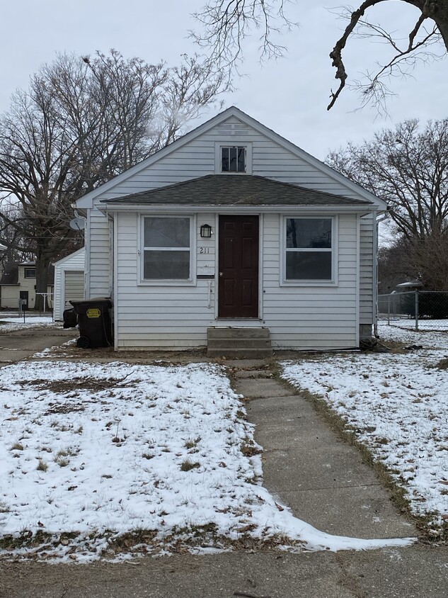 Primary Photo - 211 E 9th St