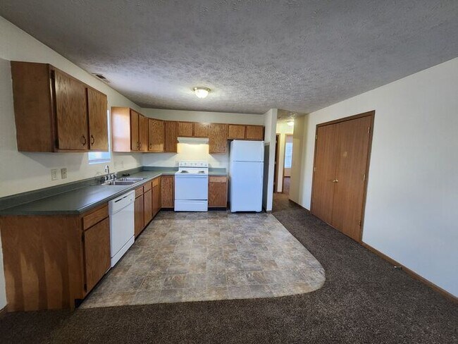 Foto del edificio - 2 BR Upper Apartment - Pets Welcome!