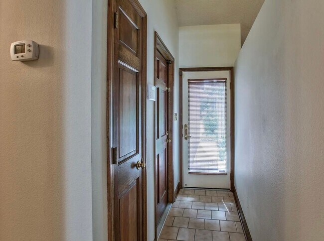 Building Photo - 3 BR/2.5 BA Townhome in Myers Park!