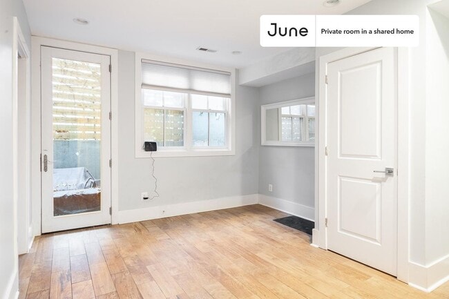 Building Photo - Private bedroom in 5 bed/3 bath Home