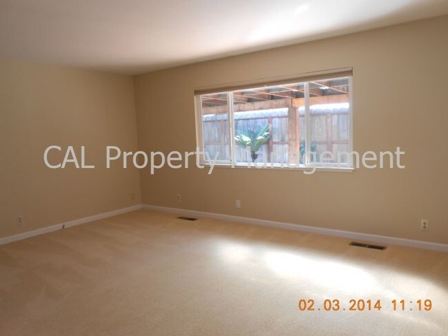 Building Photo - 571 Ambrose Dr