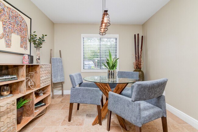 Foto del edificio - Stylish 2/2.5 Townhome FOR RENT in The HEA...
