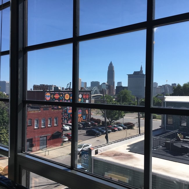 Un vistazo al horizonte del centro de la ciudad - West 25th Street Lofts