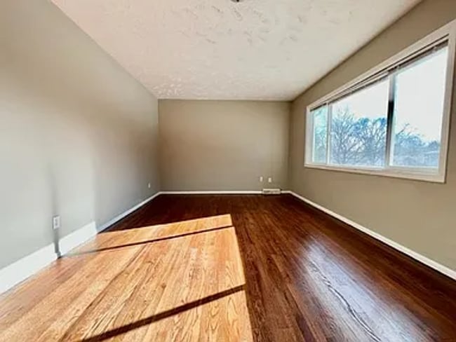 Building Photo - 8710 Cherry Ln Ct