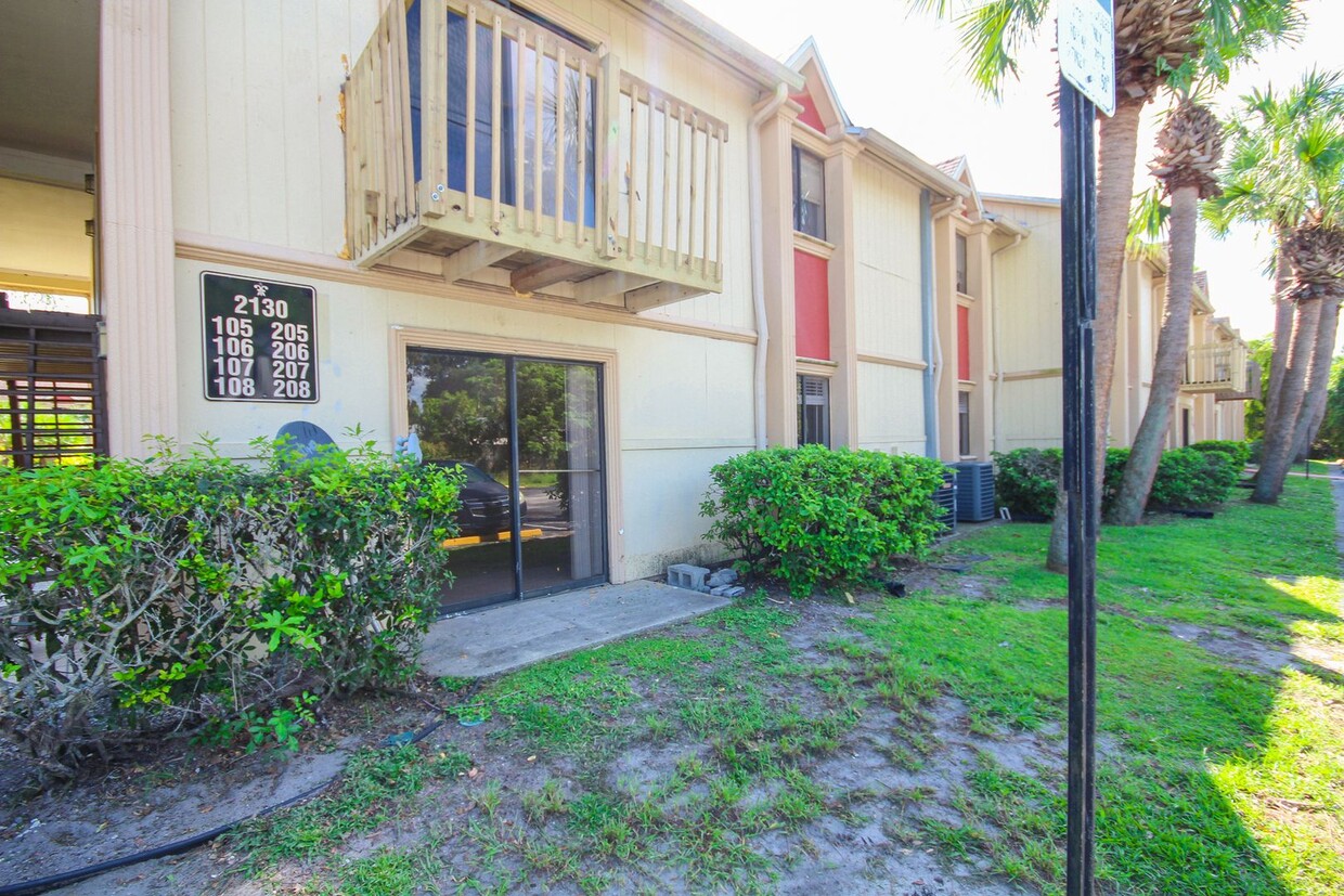 Foto principal - Cozy 2 BD/ 2 BA Apartment in Palm Bay! Was...