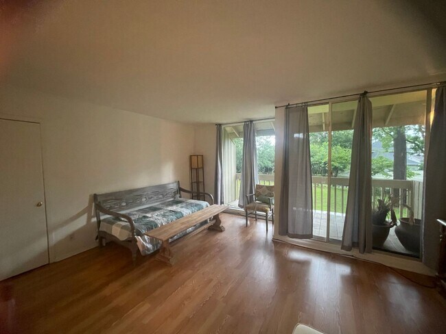 Building Photo - Studio available at Seacliff!