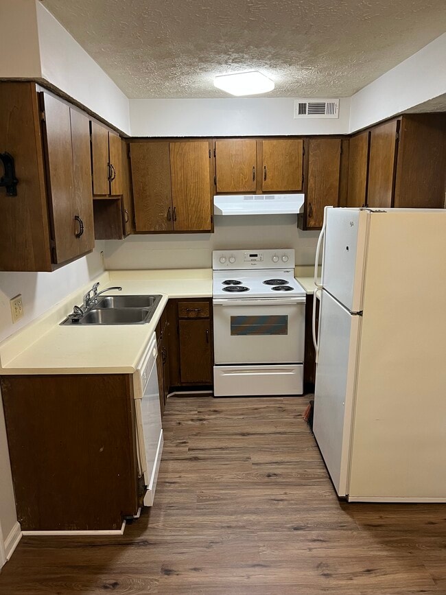 Foto del edificio - 2302 Rocky Brook Rd