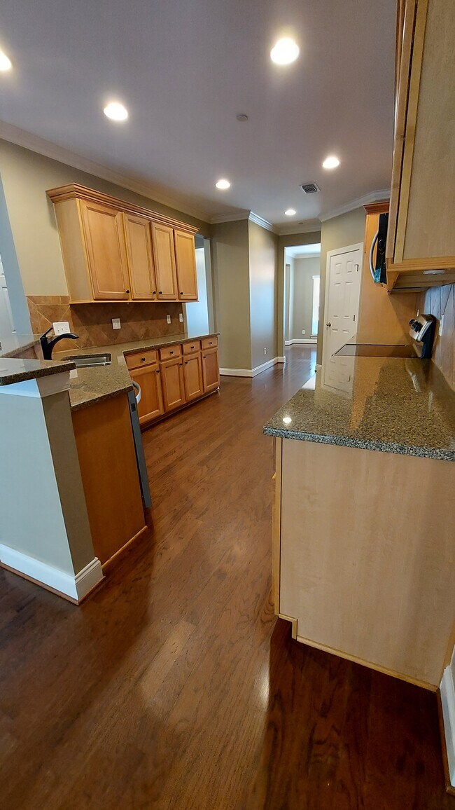 Foto del edificio - 4596 Sawmill Pl