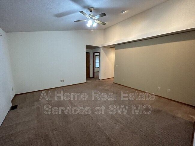 Foto del edificio - 121 Oakwood Dr