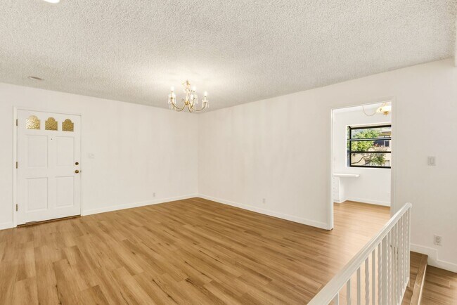 Foto del edificio - HUGE 2 bed 2 bath in Prime Santa Monica!