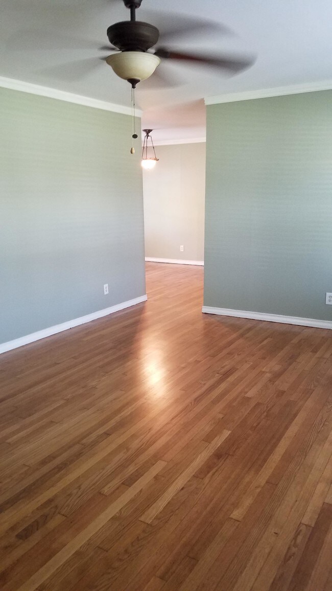 Building Photo - 1705 Mariposa Dr