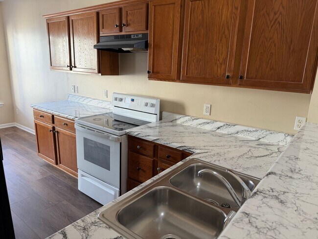 Foto del edificio - MOVE-IN SPECIAL: 3Bedroom 2.5 Bath Townhouse! Half Off First Month + NO Admin Fees + NO App Fees!