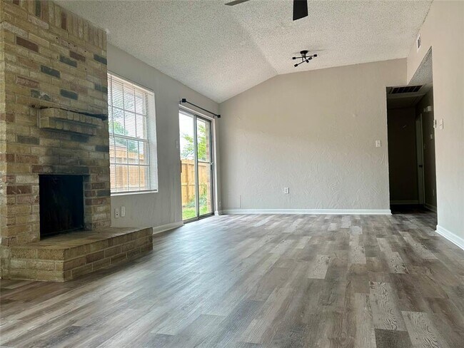 Building Photo - 14115 Clear Forest Dr