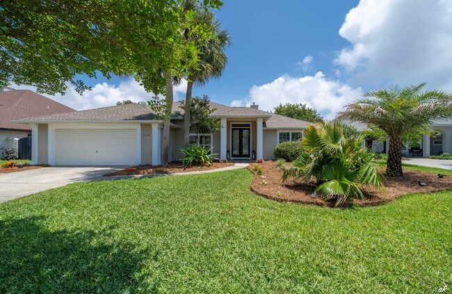 Building Photo - For Lease - Palm Bay 3 BR | 2 BA Home w/ P...