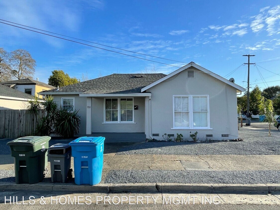 Primary Photo - 2 br, 1 bath House - 700 OAK STREET